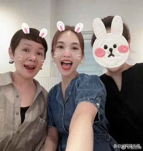 杨丞琳提前庆祝39岁生日,与老公李荣浩贴脸秀恩爱,夫妻相超足