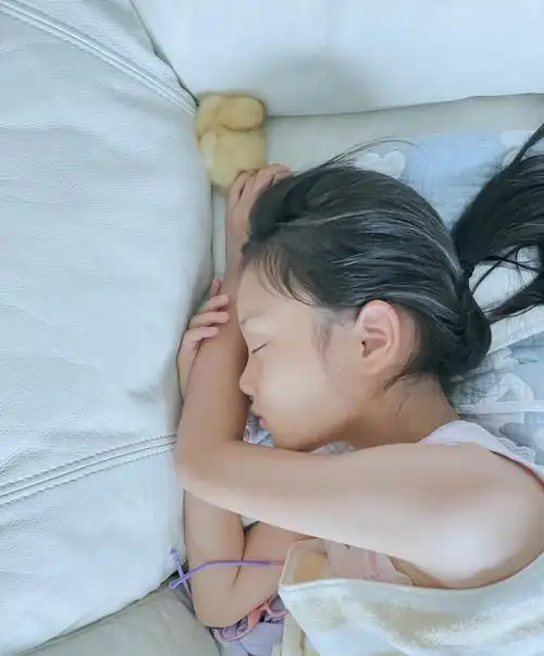 李小璐晒女儿近照,8岁甜馨升级为"鸭妈妈",与小黄鸭同玩同睡