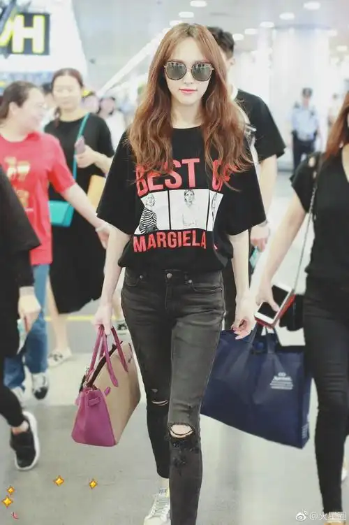 唐嫣穿黑色t恤搭配黑色破洞牛仔裤现身机场,新换的发色真好看!