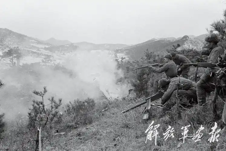 我志愿军某部机枪连坚守253高地,与敌展开激烈战斗.(摄影/周德奎)