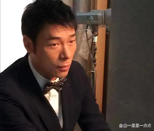 他是"巨星"梅艳芳的徒弟,"香港才女"郑秀文的老公,明明曾经的他手握一