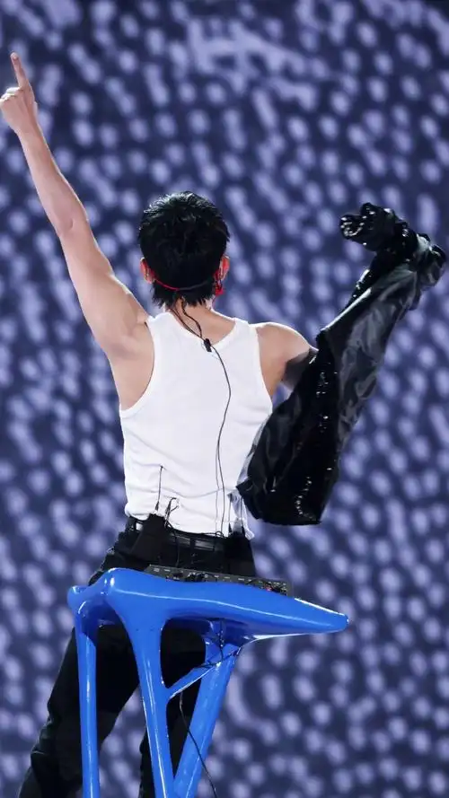 张杰超话#张杰未live巡回演唱会#  自存一些比心和背影合集@张杰