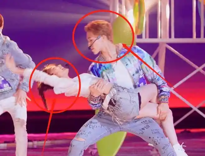 赞多公主抱毛晓彤,截图放大看清他的手部姿势,暴露真实人品_节目_搭档