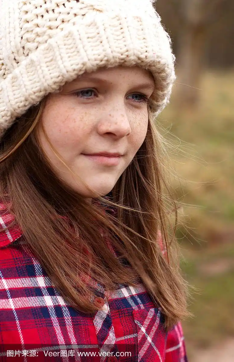 长着雀斑的漂亮女孩