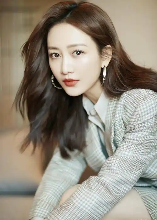 原创39岁王鸥穿格纹西装套裙知性高筒靴秀美腿内搭马甲好精致