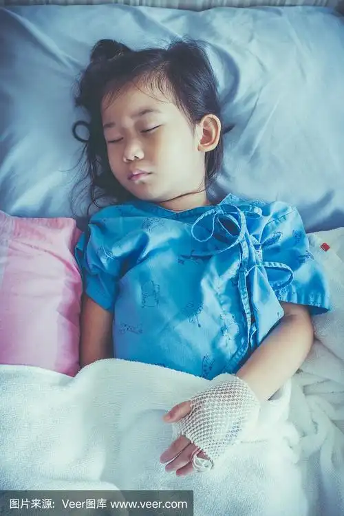 生病的亚细亚儿童入院时手上用生理盐水静脉注射.