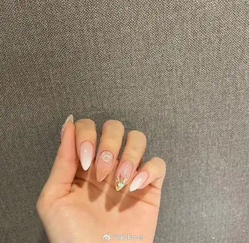 本期精选的美甲款式,不管你的肤色是偏黄还是偏黑,都能轻松显白两个度