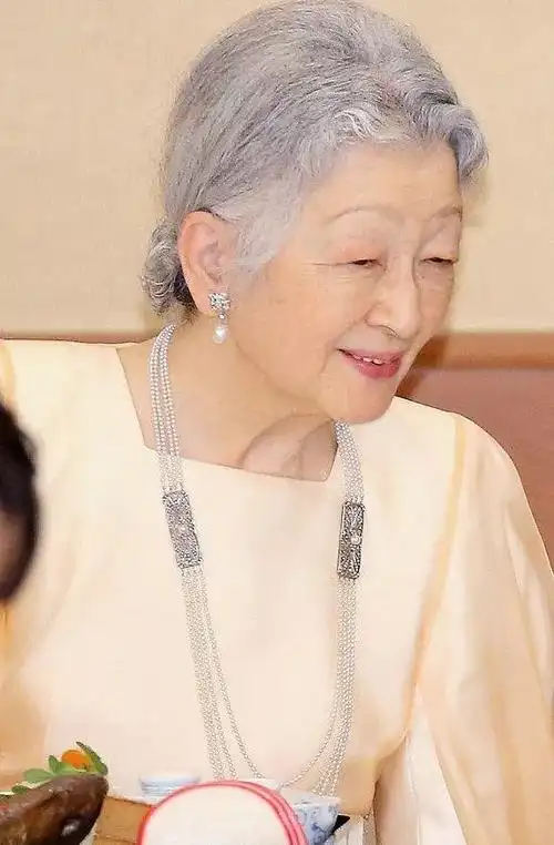 华贵还是寒酸日本皇后的18件珠宝行头