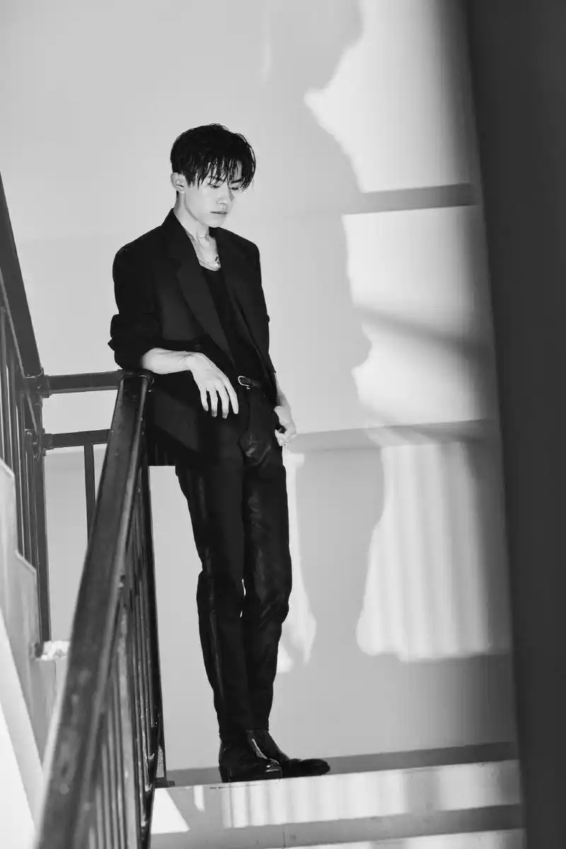 易烊千玺穿黑色西服套装帅气十足,人气爆棚!