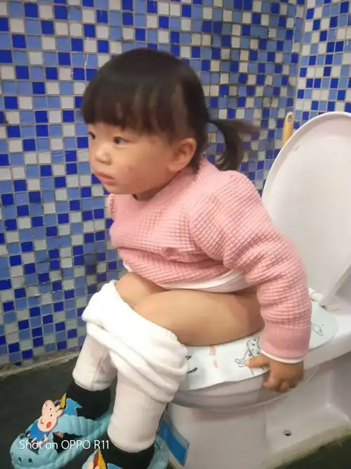 妮珂拉着我来厕所,说要坐在小马桶上拉臭臭.还嫌弃自己说:好臭好臭