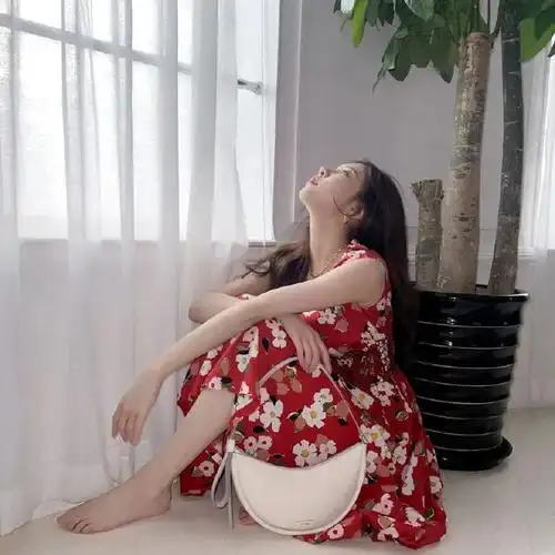 脚穿 ugg 加州款芙拉菲塔凉拖鞋,是花园里的小精灵~众所周知宋妍霏和