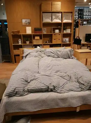 无印良品的床上用品大多以舒适的棉麻布料为主,颜色也多为日系风的