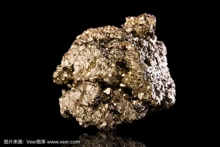 黑色背景上的黄铁矿石