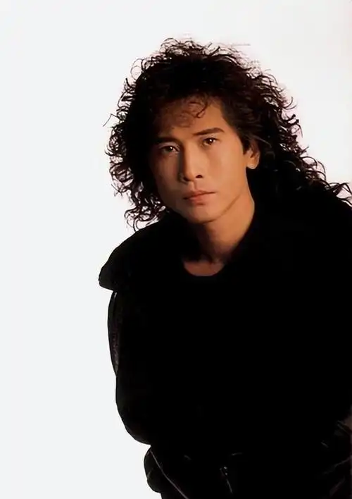 63岁齐秦状态差穿着邋遢老态龙钟撞脸梁天