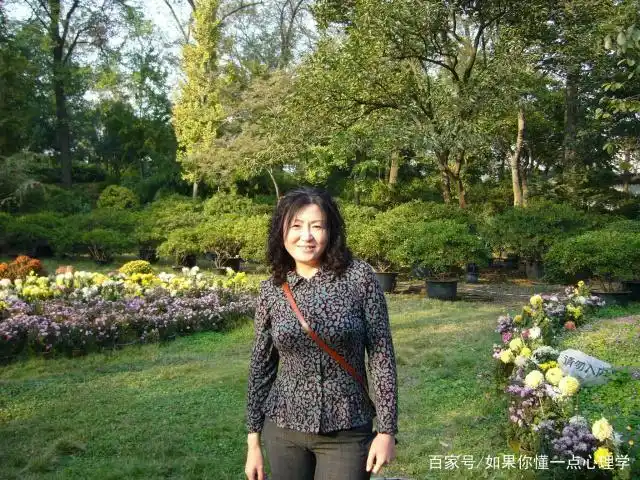 一个50岁的女人,显得十分老练,她经历过这3点,才会有这成长