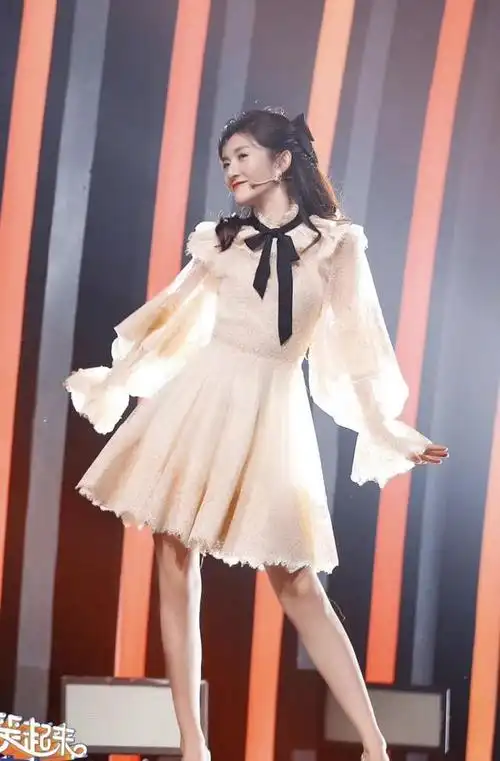 谢娜真的很会穿,"水银高跟鞋"搭配裙子,显得腿很长