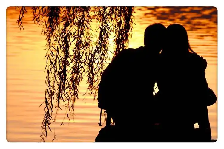 相拥夕阳下,心被爱填满