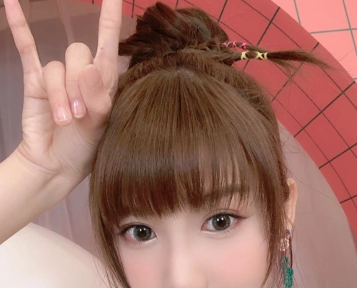 朱主爱拍摄新歌《做梦》宣传照,不小心被烟火烫伤!