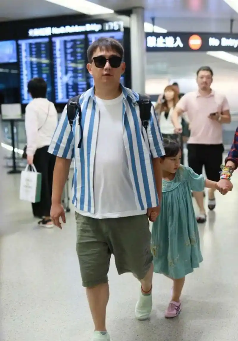 黄磊携爱女走机场,身材发福像怀四胎,多多梳羊角辫身高快超老爸