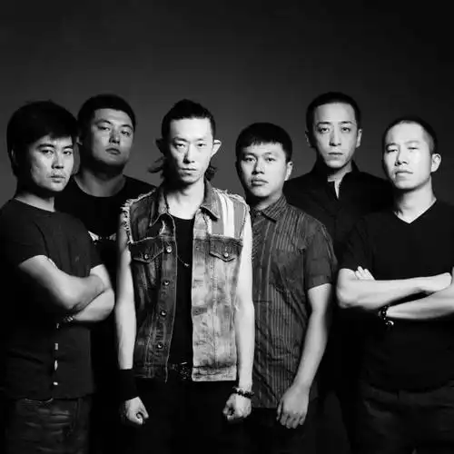 及三层音乐现场; 人物:窒息,颠覆m,萨满,郁,施教日,梦灵,爆浆,黑麒