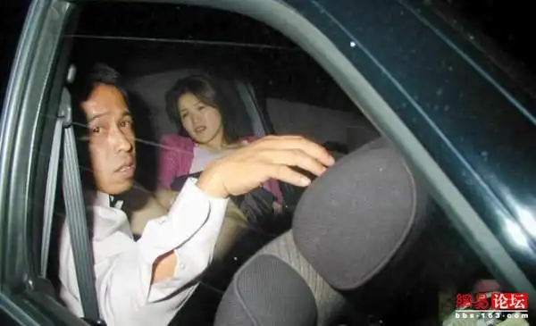 车震时被抓现行后曝光的事件也不少,且被抓时正在缠绵的男女表情大都