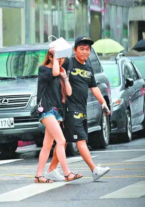 57岁吴宗宪,罕晒全家福,他与张葳葳孕有一儿三女,都是高颜值_陈孝萱