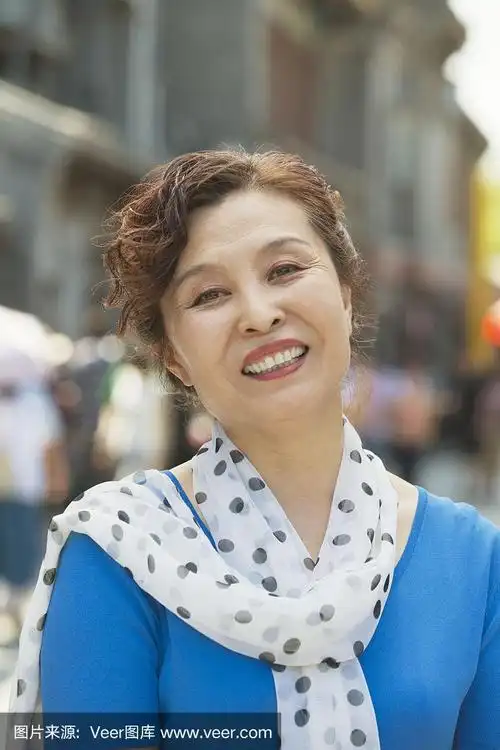 注视镜头,户外,北京,中老年女人,50到54岁