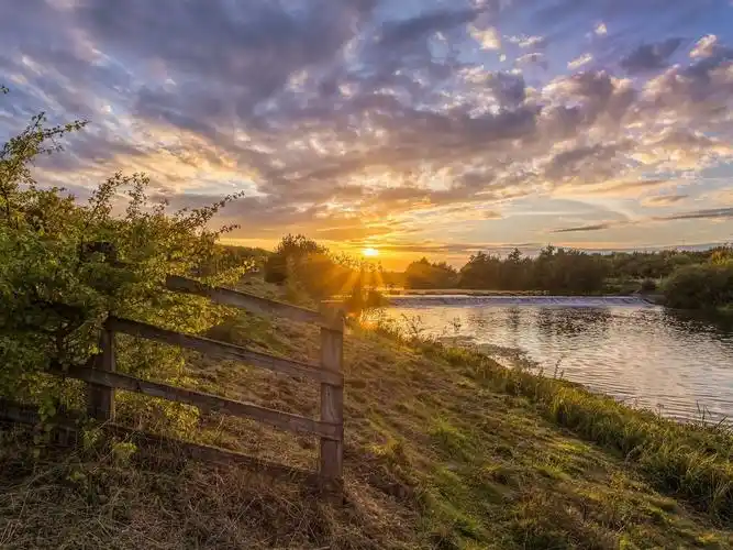 首页 自然和风景 日落和日出 美丽的自然景观,围栏,河,草,云,日落