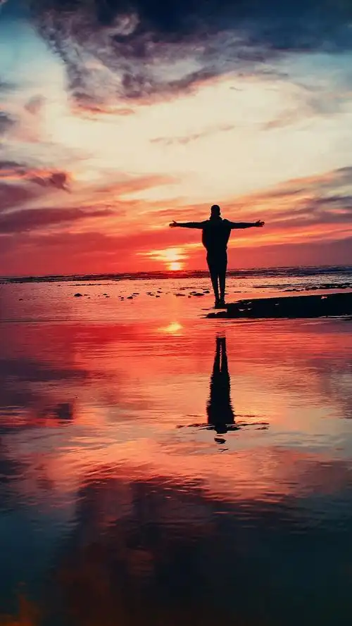 有没有推荐的夕阳为背景人物背影的好看壁纸? - 知乎