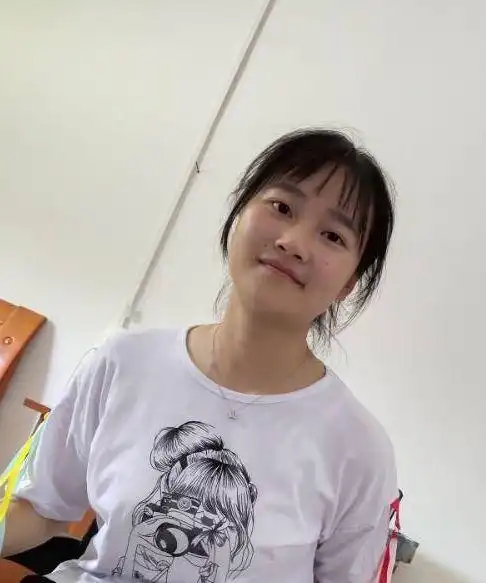 杨佳丽,女,14岁,东林乡中心校8年级学生,家住东林乡墩坡村1组.