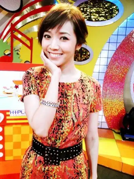 侯佩岑:甜美爱笑端庄知礼的美女主播