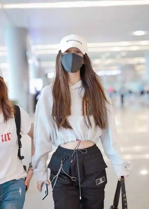 过安检时乖巧伸双臂却遭男子带笑持久直视_机场_身材_杨幂