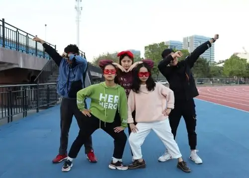 70六个人怎么拍?70千手观音只能看到排头的颜?