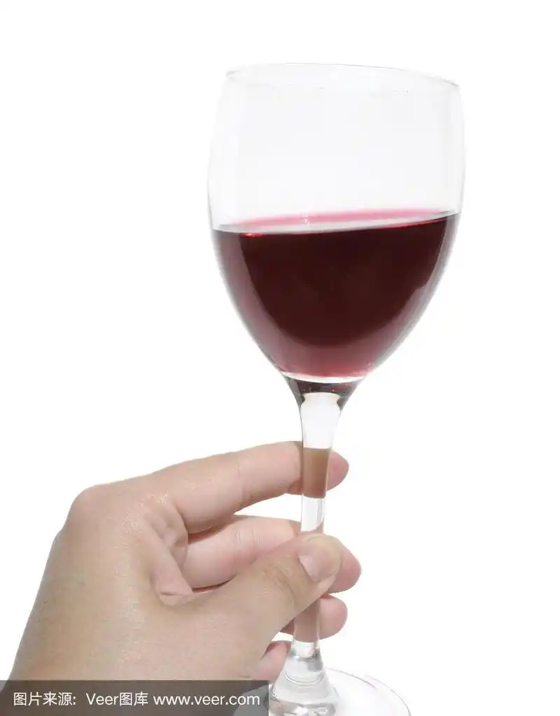 女人的手拿着一杯红酒