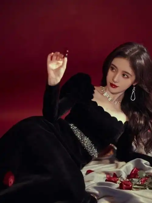 别看鞠婧祎只有1米59但穿上黑色裙子很迷人有一种御姐范儿