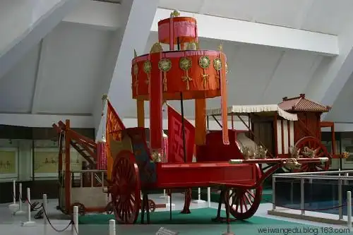 古代车辕上用来挽车的横木.2.古代的一种大车.