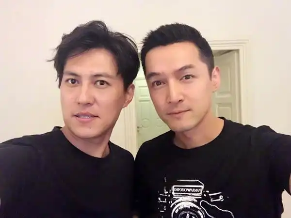 靳东微博晒与胡歌合照 两人大玩自拍搞怪十足 / 比乐族