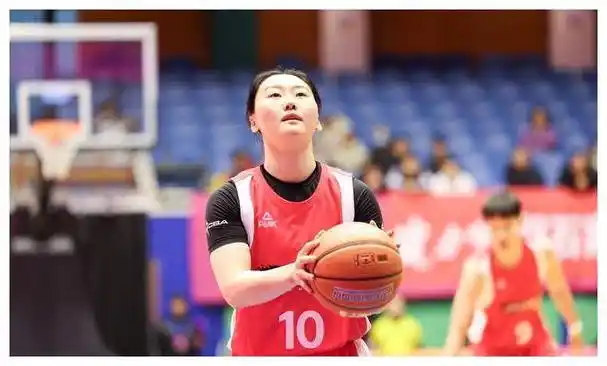 犯规进攻,胡多灵突破上篮得手,托马斯在内线得分,刘玉婷制造得分机会