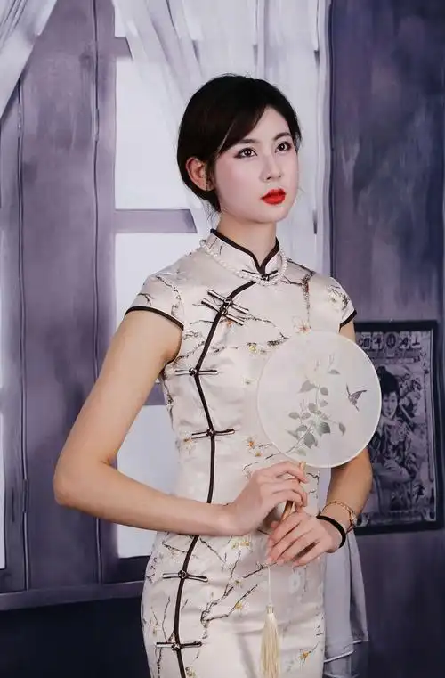 《穿旗袍女人的魅力》.出镜:晓垄.摄影制作:弄潮.