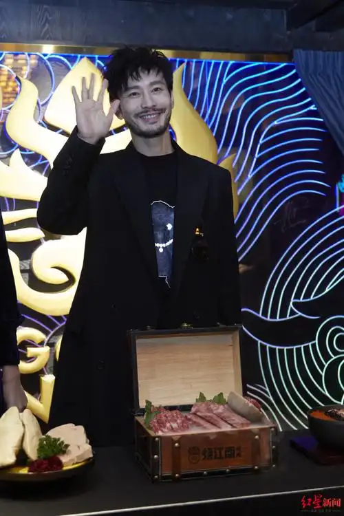 红星新闻记者发现,杨颖的火锅店和黄晓明的烤肉店距离非常近,仅隔半条