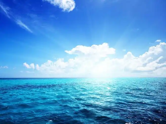 蓝天白云下的美丽大海