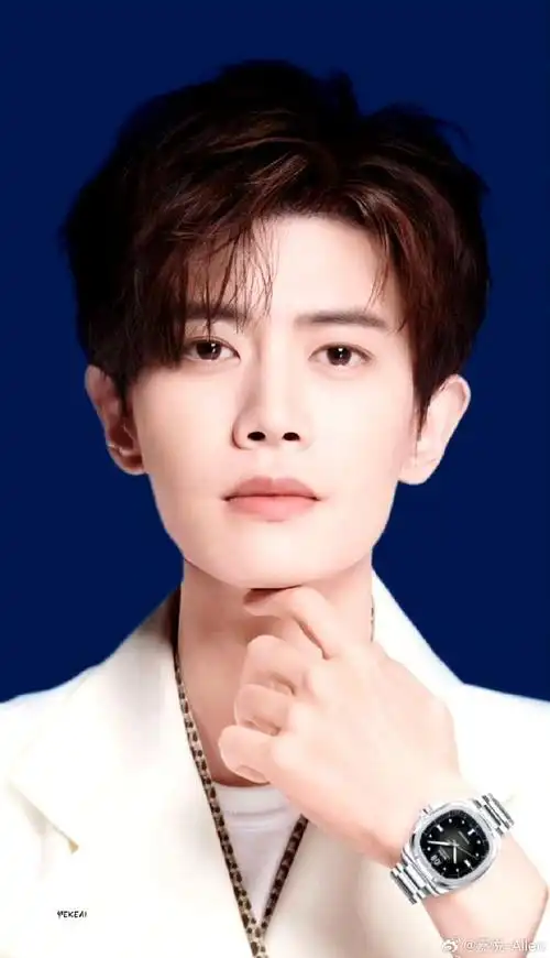 任嘉伦超话93任嘉伦93四月芳菲闻君寿,今我握笔念君容.