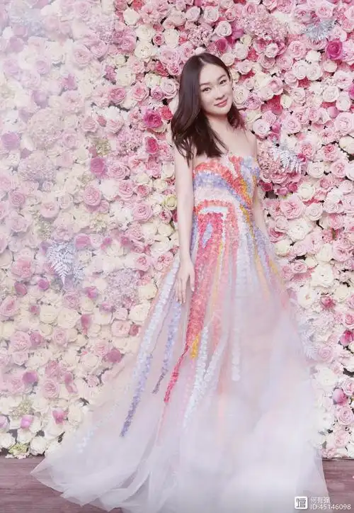 39岁霍思燕身材保养像19岁少女,卷发配彩色拼接抹胸裙,高级减龄