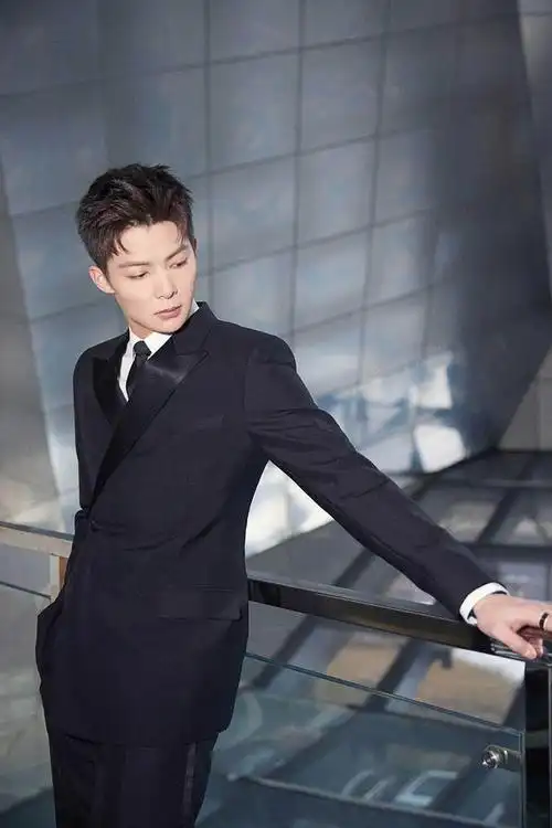 张铭恩亮相精品风格盛典 获"最受关注男演员"奖