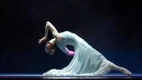 中国古典舞舞姿重心的特点(参考)