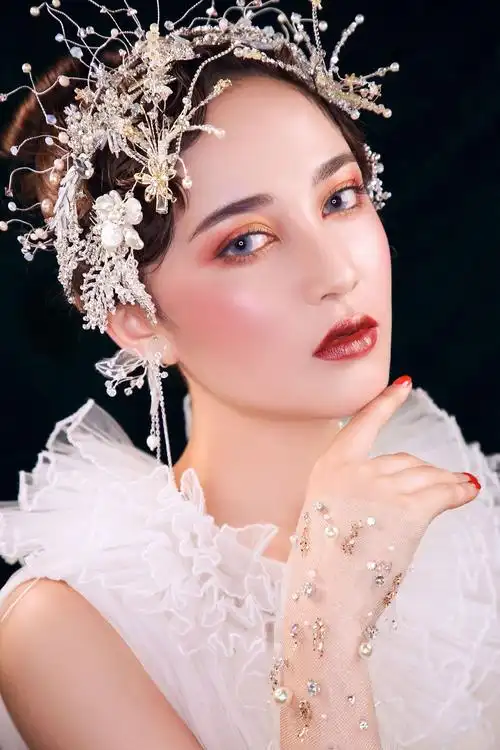 安安彩妆造型的化妆造型作品《欧美轻奢复古妆容造型》