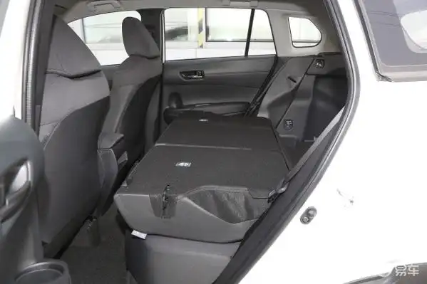 摘要>摘要详情>卡罗拉锐放后备厢空间表现还算不错,放倒后排座椅后