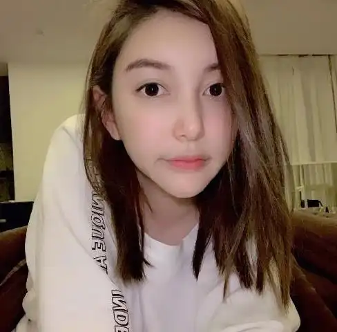 薛之谦前女友李雨桐晒近照,耳环比手环还大,重到头歪