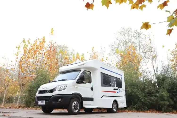 飞翔依维柯t型房车,线条流畅美观风阻小 一体成型车身强度大-3.jpg