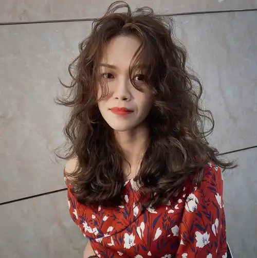 原创今年秋冬发型别乱剪18款洋气烫发送给你无论胖瘦都适合